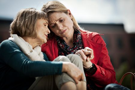 Zwei Frauen trösten sich gegenseitig