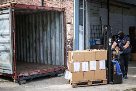 Etwa 10.- bis 15.000 Mobiltelefone sind nach dpa-Informationen in Krefeld beschlagnahmt worden.