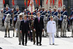 Macron wurde in Madrid mit militärischen Ehren empfangen.