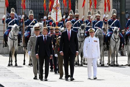 Macron wurde in Madrid mit militärischen Ehren empfangen.