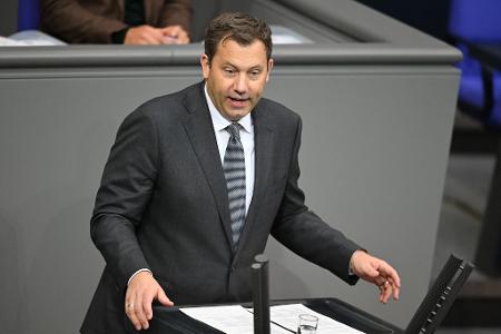Bundesfinanzminister Lars Klingbeil (SPD) pocht auf Bedingungen bei einer Übernahme der Commerzbank. (Archivbild)