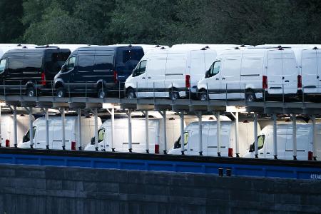 An Bord des Frachtschiffs sind jede Menge Mercedes-Sprinter.