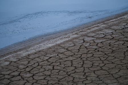 Wo sonst Wasser oder zumindest Schlamm ist, ist es derzeit knochentrocken im Düsseldorfer Hafen. 