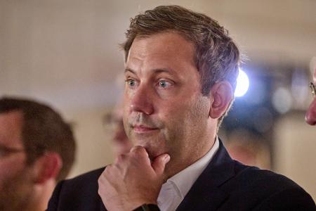 SPD-Chef und Finanzminister Lars Klingbeil sagt, Reformen in der Pflege seien nötig - dabei geht es auch um viel Geld.
