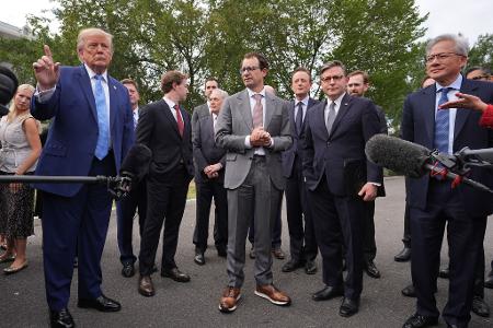 US-Präsident Donald Trump sagt, dass die KI-Unternehmen sich gegenseitig kontrollieren würden. 
