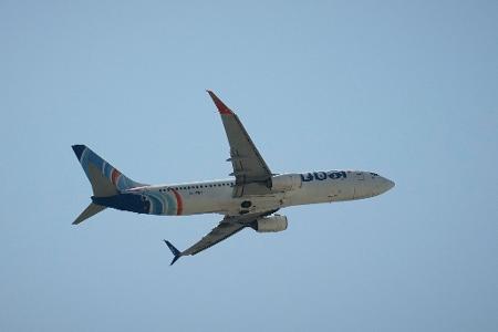 Ein Flydubai-Flieger hebt in Dubai ab. 