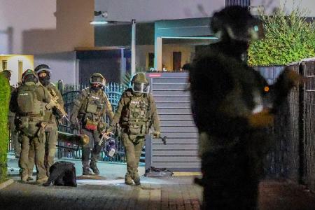 Polizeikräfte gingen europaweit gegen ein Geldwäsche-Netzwerk und Rocker der 