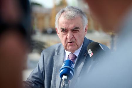 NRW-Innenminister Herbert Reul (CDU) lobte die Durchsuchungen als den 