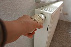 Wie können Mehrfamilienhäuser kostengünstig und umweltfreundlich beheizt werden? Der Energiedienstleister Techem sieht bei einer bestimmten Technik viele Vorteile. (Symbolbild)