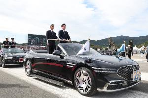 Südkoreas Präsident Lee Jae Myung (r) nimmt neben Verteidigungsminister Kang Shin Chul  an einer Truppenparade in der Militärbasis Gyeryongdae teil.