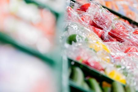 Obst und Gemüse steckt in Supermärkten oft in Plastikverpackungen. (Archivbild)