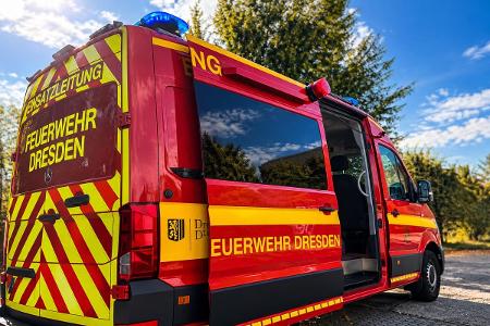 © Feuerwehr Dresden
Der Einsatzleitwagen des B-Dienstes steht an der Einsatzstelle.
