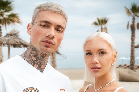 Josua und Larissa wagen den Treuetest bei 