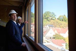 Klingbeil schaut sich an, wo mit Geld aus seinem Sondervermögen gebaut wird. (Archivbild)