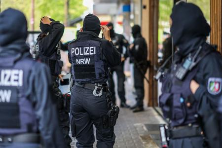 Mehr als 140 Objekte waren durchsucht worden, 14 Haftbefehle wurden vollstreckt. Die Großrazzia richtete sich dabei gegen ein Geldwäsche-Netzwerk, das eng auf die Zusammenarbeit mit den 