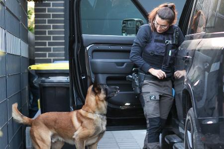 1.700 Einsatzkräfte waren an der Razzia beteiligt - und 50 Spürhunde. 