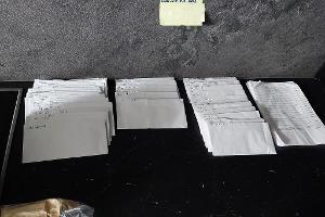  Bei Durchsuchungen fanden Fahnder Geldscheine in Briefumschlägen einsortiert - bereit zur Auszahlung an die Arbeitnehmerinnen und Arbeitnehmer. (Handout) 