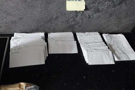  Bei Durchsuchungen fanden Fahnder Geldscheine in Briefumschlägen einsortiert - bereit zur Auszahlung an die Arbeitnehmerinnen und Arbeitnehmer. (Handout) 