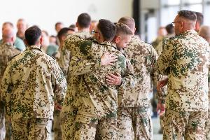 Soldaten umarmen sich nach ihrer Rückkehr aus dem Irak.