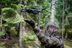 Ein Bundeswehrsoldat startet eine Aufklärungsdrohne . (Archivbild)