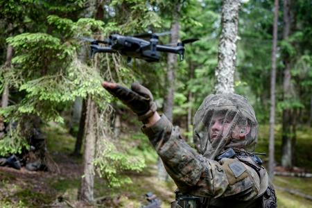 Ein Bundeswehrsoldat startet eine Aufklärungsdrohne . (Archivbild)
