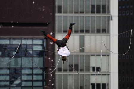Schwindelfrei: Der Slackliner Jaan Roose zeigt in Seoul in mehr als 100 Meter über dem Boden sein Können. 