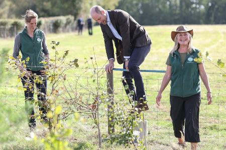 Prinz William klettert über Zaun und setzt sich für Flutopfer ein