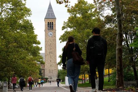 Die ehemalige Studentin wirft sieben Männern einer Verbindung vor, sie sexuell missbraucht und vergewaltigt zu haben. 