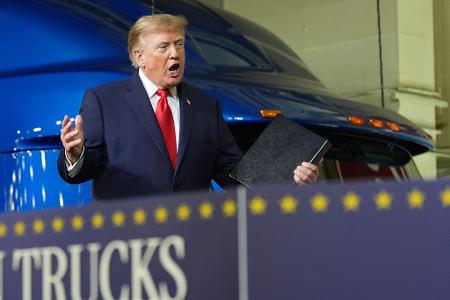 US-Präsident Donald Trump trifft ein, um bei Peterbilt Motors in Denton eine Rede zu halten.