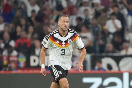 Waldemar Anton - Note: 2,0 - Dirigierte im Abwehrverbund die Mitspieler und ging mit einer guten Zweikampfquote selbst aktiv voran. Sein verunglücktes Pressing gegen Jovic leitete den brenzligsten Moment der Partie ein. Ansonsten machte er praktisch keine Fehler.