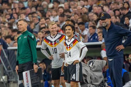 Mika Baur (ab 76.) - ohne Bewertung - Schrieb als 1000. DFB-Nationalspieler Geschichte, fand sich anschließend im Mittelfeld gut in die bestehende Struktur ein und machte gerade gegen den Ball wichtige Wege mit. Offensiv ging er kein großes Risiko mehr.