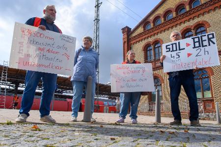 In den betroffenen Regionen regt sich Protest - etwa dagegen, dass der Bahnhof Stendal vorerst nicht mehr von Fernzügen angefahren wird. (Archivbild)
