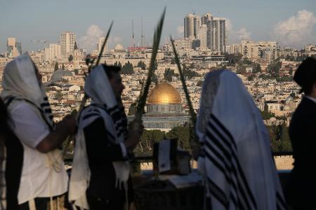 Juden in Gebetsschals feiern das Laubhüttenfest in Jerusalem.