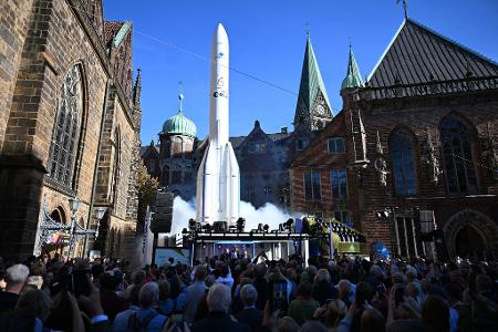 Das Bürgerfest begann mit einem symbolischen Raketenstart. 