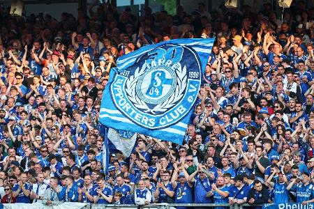 Schalke-Fans bei einem Fußballspiel - gut möglich, dass auch einige von ihnen schalke04 als Passwort auserkoren haben. 