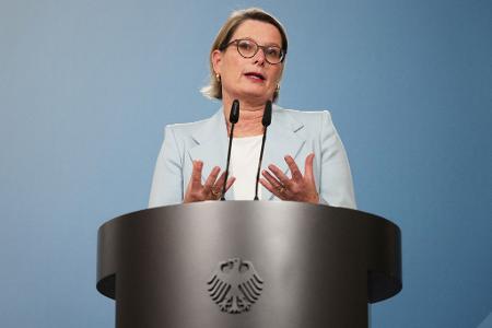 Deutschland hänge im Gewaltschutz hinterher, sagte Hubig im Mai dieses Jahres, noch vor der Verabschiedung einer Reform des Gewaltschutzgesetzes. (Archivfoto)