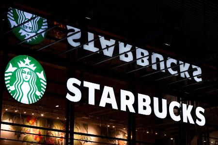 Die US-Kaffeekette Starbucks steht wegen neuer Filialen in der chinesischen Region Xinjiang in der Kritik. (Archivbild)