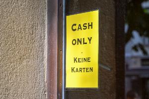 Manche Geschäfte und Restaurant akzeptieren nur Bargeld. (Archivbild)