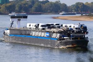 Das Frachtschiff kommt auf dem Rhein gut voran, hier ein Foto vom Duisburger Rheinufer aus.