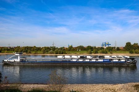Auf dem Schiff sind jetzt deutlich weniger Mercedes-Sprinter als zuvor. 