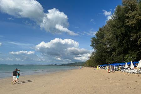 Sonne, Meer und Palmenstrände: Auch viele Touristen aus Deutschland zieht es dafür nach Khao Lak auf dem thailändischen Festland. Zwei Urlauber starben bei einem Unfall. (Archivbild)