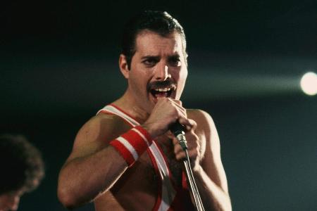Freddie Mercurys handgeschriebene Songtexte bringen 277.000 Pfund