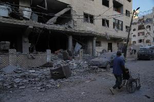 Bei einem israelischen Luftangriff auf einen Hamas-Führer wurden nach Angaben von Rettungskräften mindestens fünf Palästinenser getötet. 