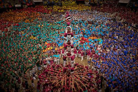 Mitglieder der "Castellers de Lleida" bilden einen Turm während des 30. "Concurs de Castells", eines Menschenturmwettbewerbs in Katalonien.