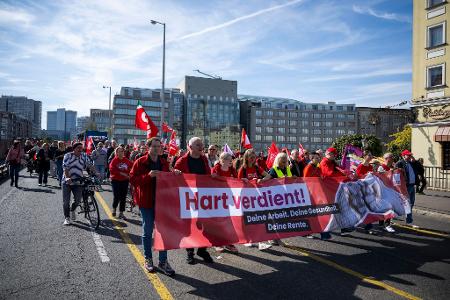 Im September demonstrierten Zehntausende auf DGB-Demos gegen Sozialabbau, nun warnen DGB und andere Verbände vor konkreten Kürzungsplänen. (Archivbild)