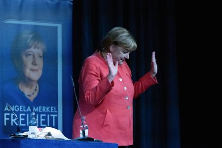 Bei ihrer Lesung in Peenemünde erhielt Angela Merkel viel freundlichen Applaus von den 1.200 Menschen im Publikum. (Archivbild)