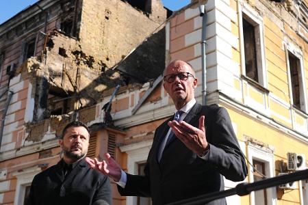 Merz und Selenskyj am zerstörten Akademiegebäude in Kiew