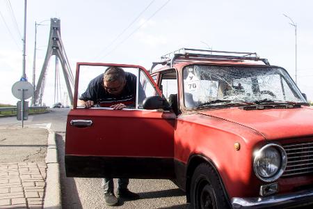 Auf der Nordbrücke über den Fluss Dnipro in Kiew kam es bei einem russischen Luftangriff während Merz' Besuch erneut zu einem Einschlag. 