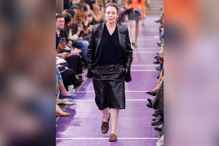 Paris Fashion Week: Schauspielerin Olivia Colman überrascht als Model