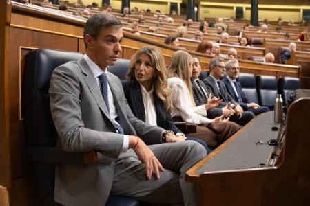 Nach der krachenden Niederlage seiner Dekrete zur Wohnungspolitik hat Spaniens linker Regierungschef Pedro Sánchez (l) die Notbremse gezogen und Neuwahlen angekündigt. (Archivbild)